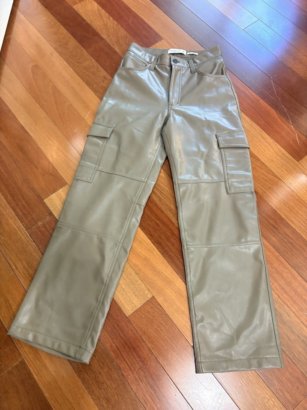 Abercrombie Fitch 90s Women Relaxed cargo curve love 100% vegan leather, 26/2s